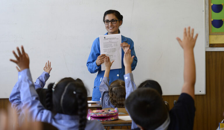 Más de la mitad de los docentes chilenos considera como principal fuente de estrés la falta de salario, según informe