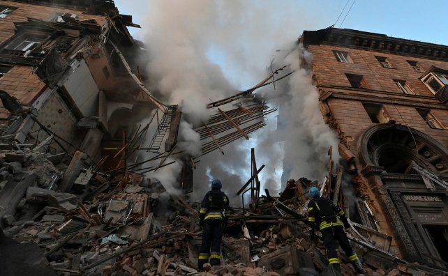 Rusia ataca con misiles a Ucrania: Apuntaron a edificios residenciales de Zaporiyia y al menos 2 mujeres murieron