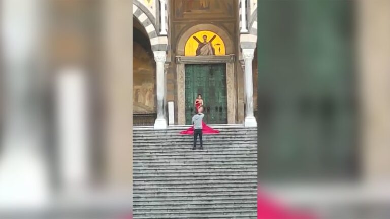 Turista se desnudó en las escaleras de la catedral italiana: Fue acusada de actos obscenos