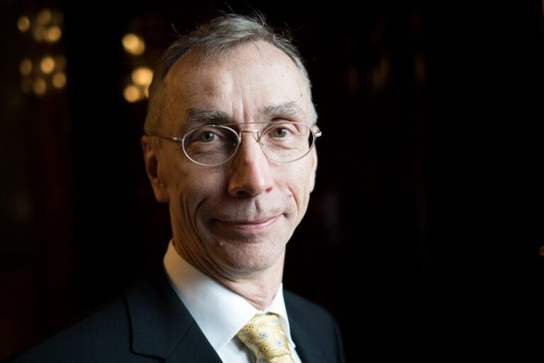 La historia del cazador de ADN que se ganó un Nobel por lograr lo imposible: 