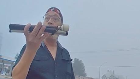 Policías arrestan a un hombre ciego tras confundir su bastón con un arma de fuego