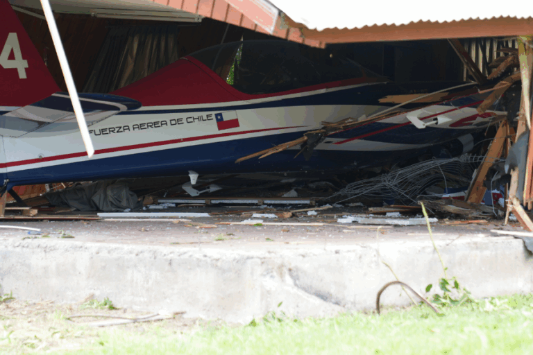 Avioneta de la Fuerza Aérea impactó contra un colegio de Chillán: Hay 2 lesionados