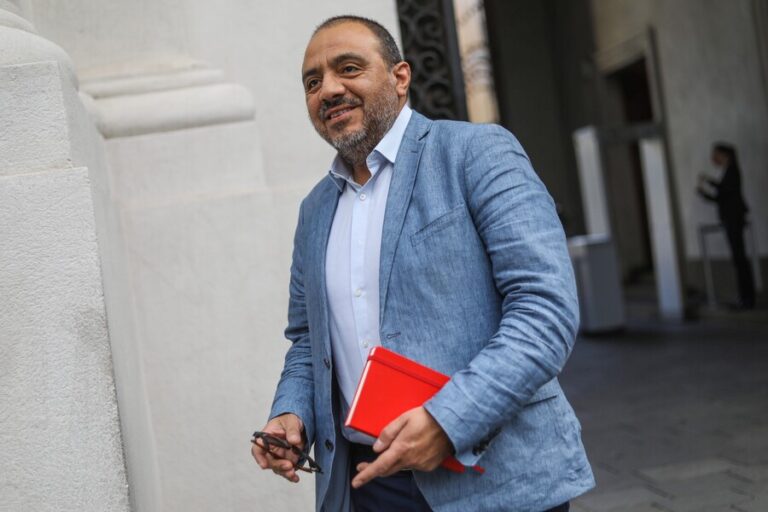 Liceos Bicentenario: Ministro Ávila descartó su fin y confirmó disponibilidad para 