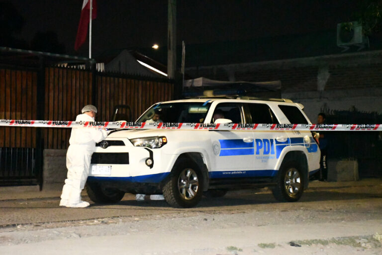 Múltiples delitos en Renca: Balaceras dejan un muerto, mujeres heridas y un auto quemado