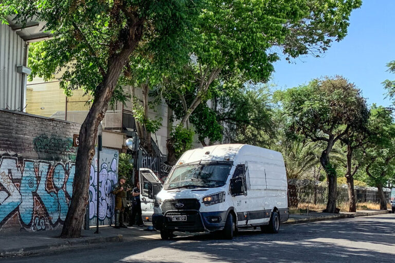 Desvíos de tránsito por manifestaciones en las cercanías del Liceo Confederación Suiza: Hay 12 detenidos