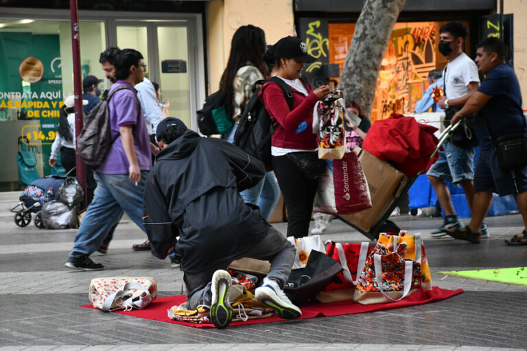 Detienen a madre de menores captados con cuchillos en Paseo Ahumada: Autoridades condenaron los hechos