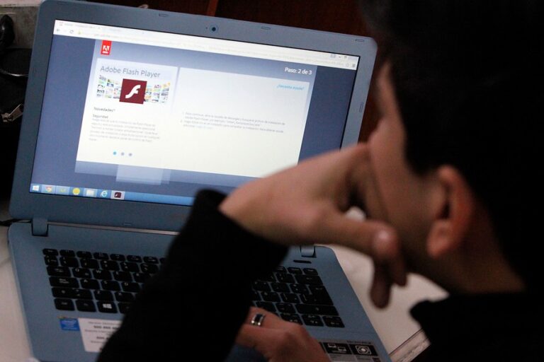 Junaeb da de baja 3 mil computadores que no se entregaron a estudiantes: Estuvieron 7 años en una bodega