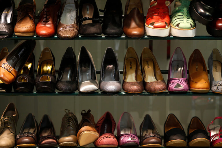 Sernac emite alerta por riesgo químico en zapatos de mujer comercializados en el retail