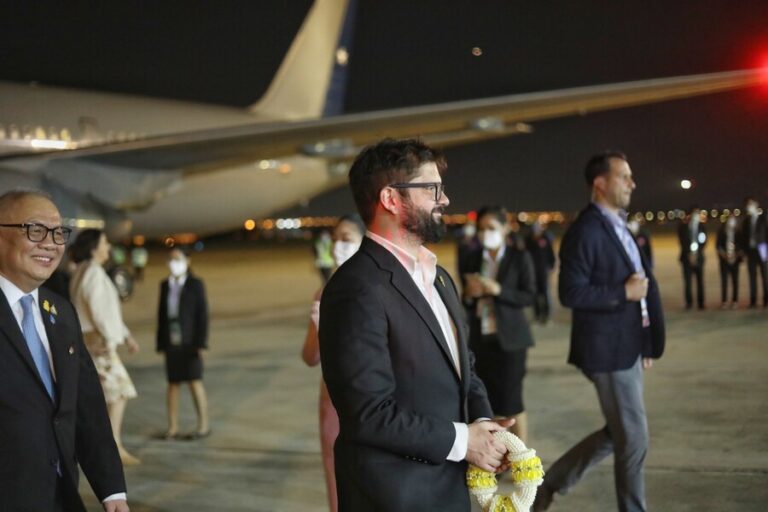 Boric llegó a Tailandia para cumbre APEC: 