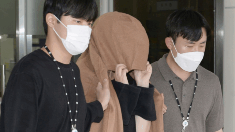 La mamá de los niños encontrados muertos en maletas comparece ante la corte