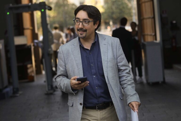 Propuesta constitucional oficialista: Latorre dice que 