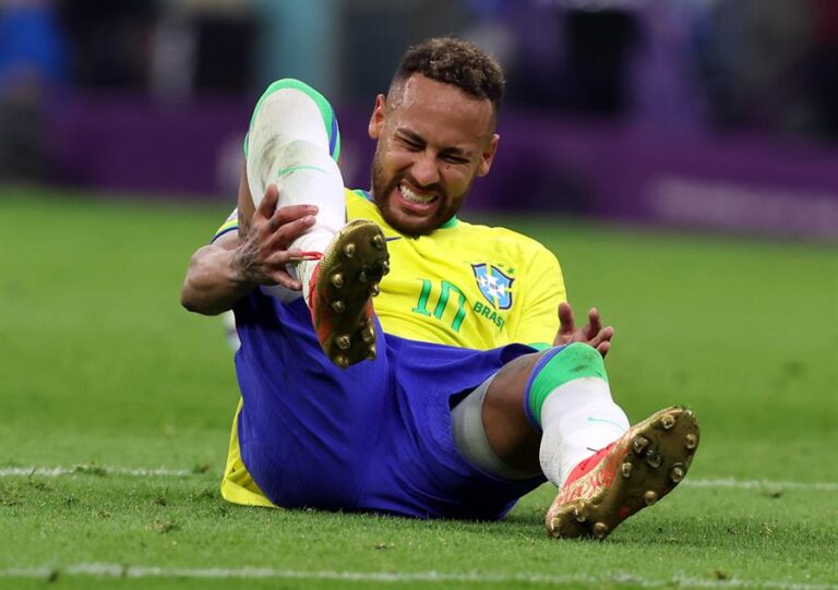Neymar sufrió esguince de tobillo ante Serbia y podría perderse el resto del mundial