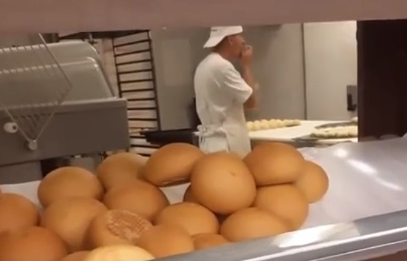 Prohíben funcionamiento a panadería de supermercado tras polémico video donde trabajador lame las masas