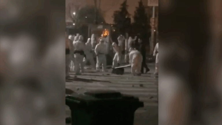 Violentas protestas en la fábrica de iPhone más grande del mundo por demandas laborales