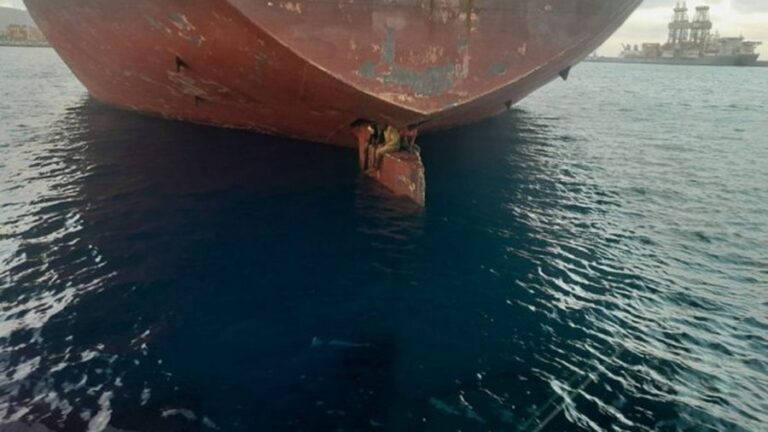 Migrantes que iban desde Nigeria sobrevivieron 11 días en la pala del timón de un barco