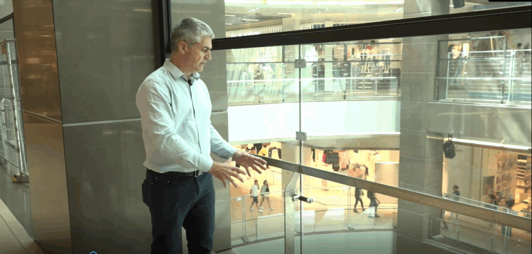 Barreras de 2,5 metros y teléfonos SOS: Las medidas que implementó Costanera Center para evitar suicidios