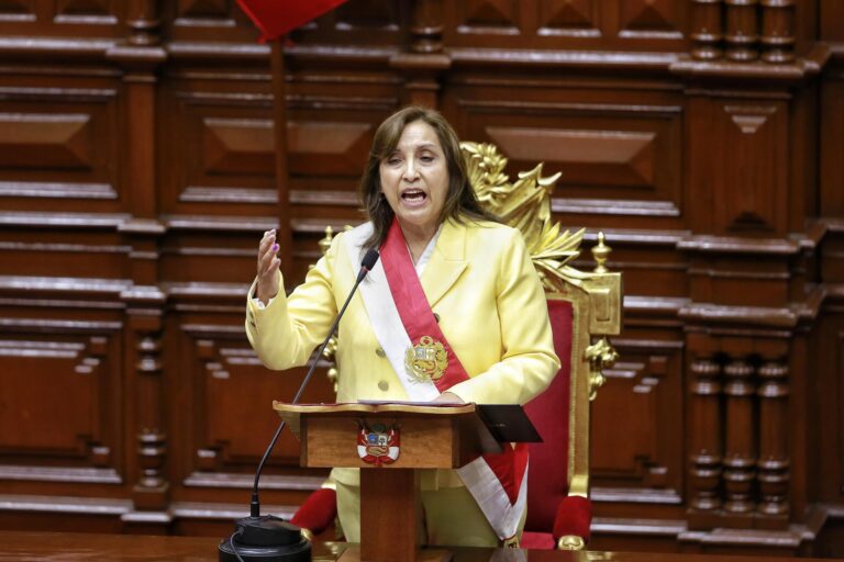 Perú: Presidenta Boluarte planteó adelantar las elecciones a diciembre de 2023