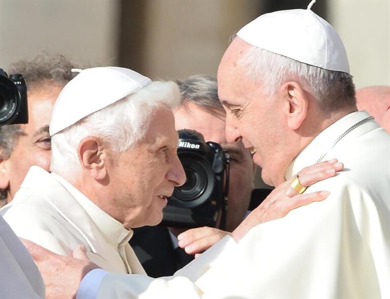 El papa Francisco rinde homenaje al “noble y amable” papa emérito Benedicto XVI
