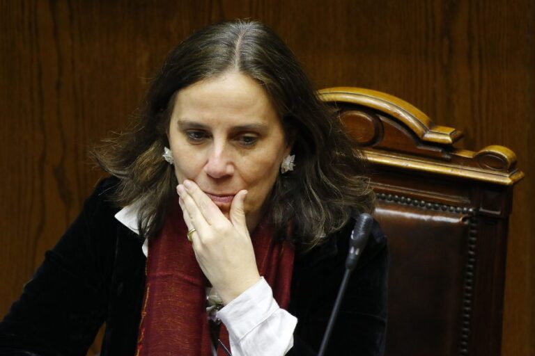 Ministra Urrejola detalla que estado de salud de marino secuestrado es delicado: 