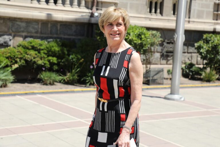 Matthei anunció el término de asesorías legales en Centro de la Mujer: Apunta a falta de apoyo de Sernameg