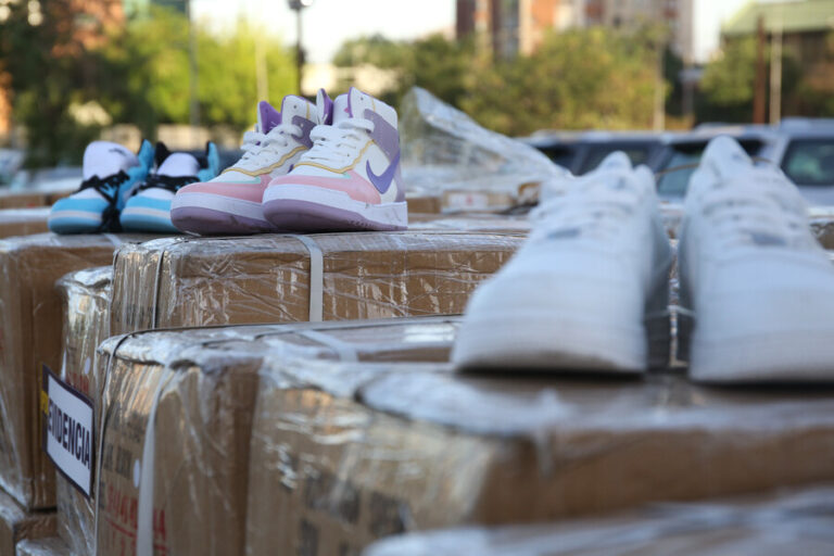 PDI confiscó más de 6 mil zapatillas y sandalias falsificadas en Meiggs: Están avaluadas en $45 millones