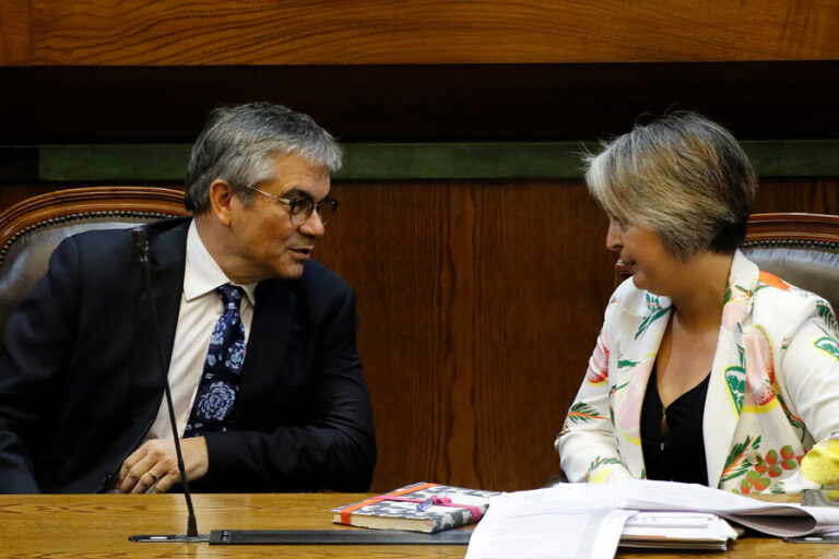 Cámara aprobó reajuste del 12% a salarios del sector público: Fue despachado al Senado