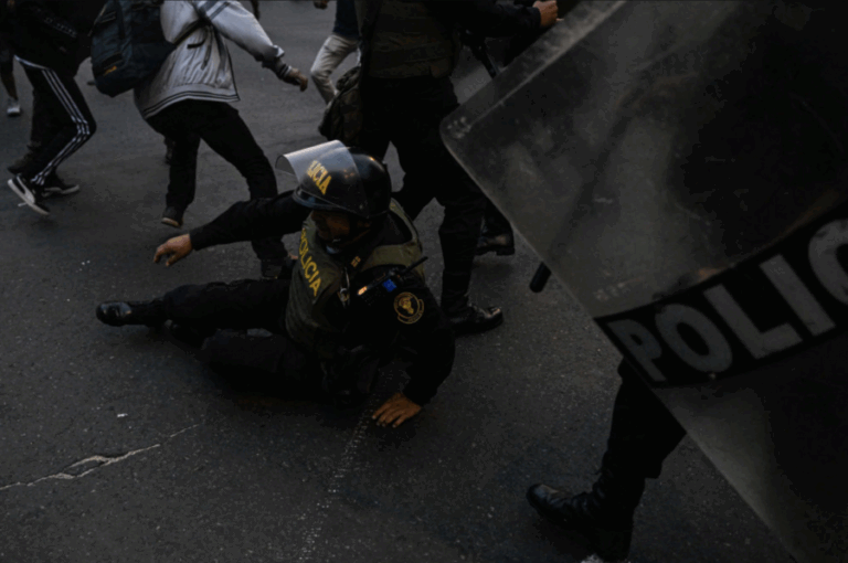 Crisis en Perú: Al menos 20 lesionados tras enfrentamientos entre manifestantes y policías en Andahuaylas