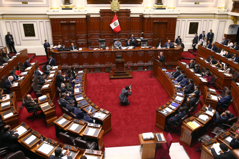 Congreso peruano rechazó adelantar las elecciones generales para octubre de 2023