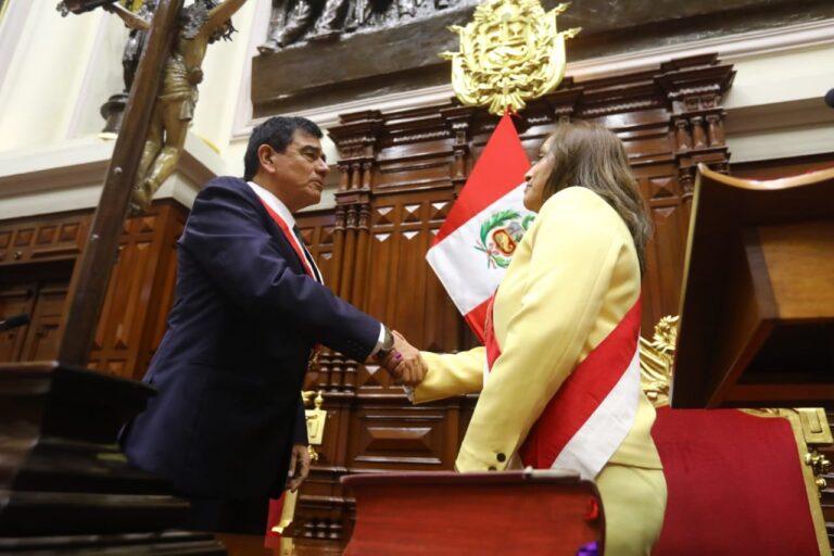 Dina Boluarte juró como presidenta de Perú tras destitución de Pedro Castillo