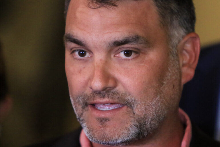 Iba con sus hijos: Senador Macaya denuncia nuevo ataque de “Pancho Malo” y anuncia acciones legales