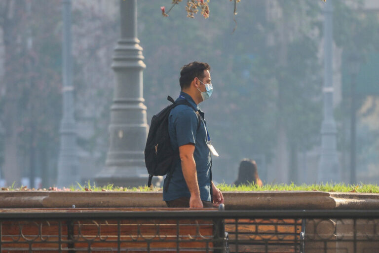 Nube de humo cubre Santiago: Estas son las recomendaciones de la Onemi para evitar problemas de salud