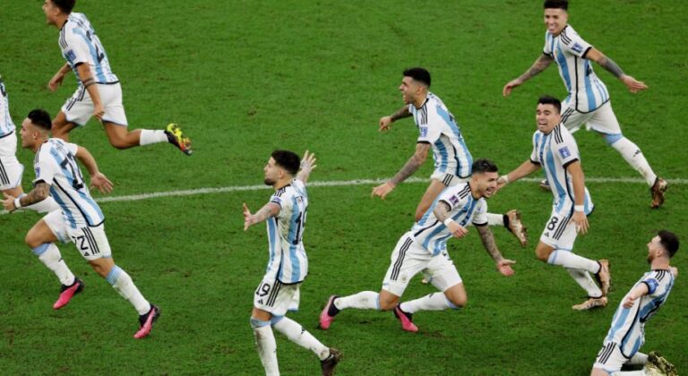 En la embajada en Chile y en el obelisco: Así se vivió el momento exacto del penal que le dio el título a Argentina