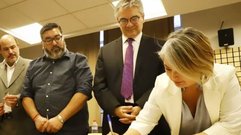 Gobierno alcanzó acuerdo para reajustar salarios del sector público en un 12%