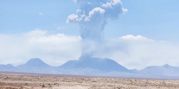 Alerta Amarilla para volcán Láscar: Establecen perímetro de seguridad tras pulso eruptivo