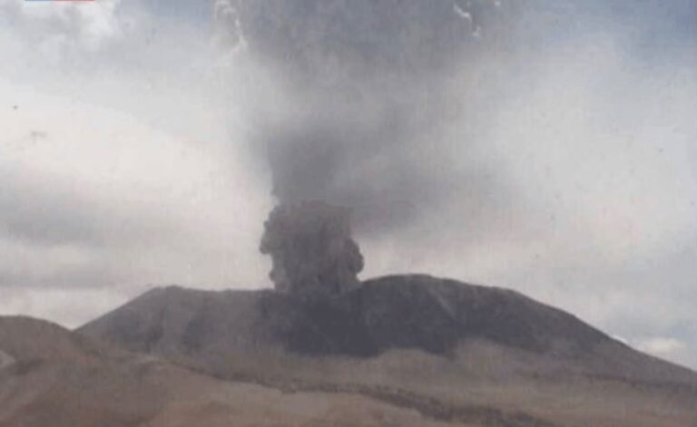 Reportan actividad del volcán Láscar en Antofagasta: Columna eruptiva alcanza los 6 mil metros de altura