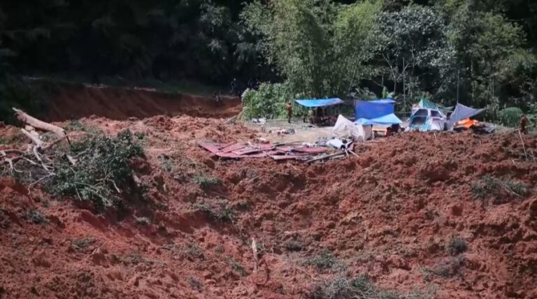 Suben a 30 los muertos por avalancha en un camping de Malasia