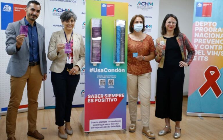 Minsal firma convenio para instalar dispensadores de preservativos en distintas zonas del país