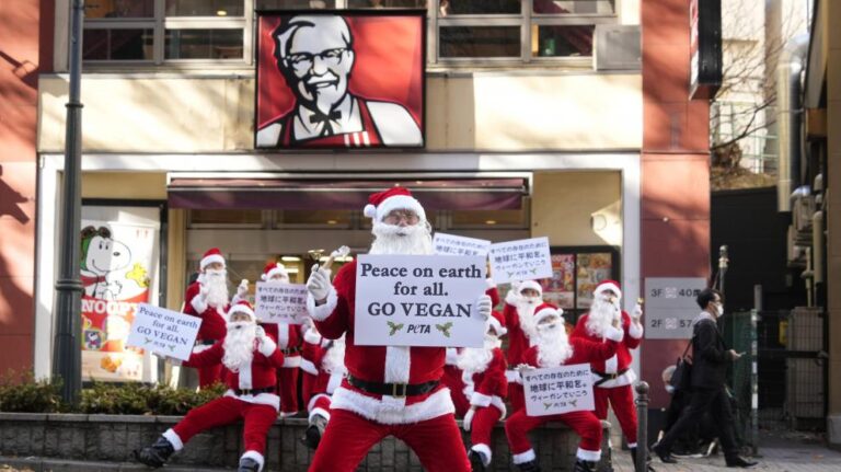 Activistas vestidos de Papá Noel reclaman opciones veganas a cadena de comida rápida