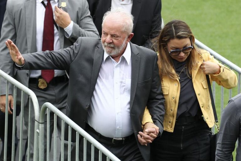 Presidente Lula da Silva rinde homenaje a Pelé en el estadio Vila Belmiro