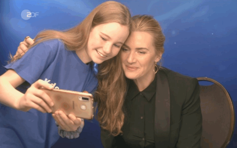 Kate Winslet protagoniza tierno momento al animar a una joven que realizaba su primera entrevista