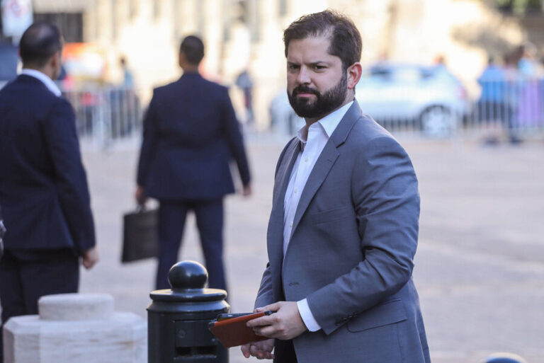 Data Influye: 79% está de acuerdo con un cambio de gabinete y aprobación de Boric aumenta 12 puntos