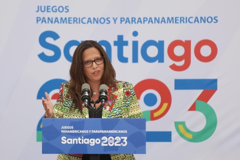 Ministra Benado monitorea el Ironman de Pucón con un ojo en Santiago 2023: 