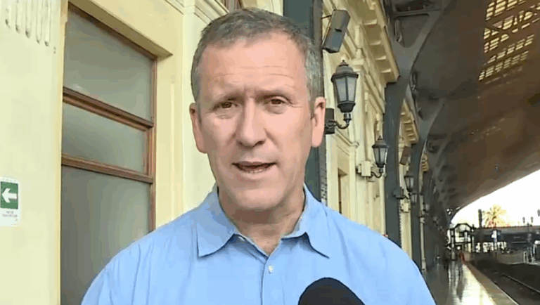 Ministro Muñoz descarta alza de $40 que sugirió el panel de expertos: 