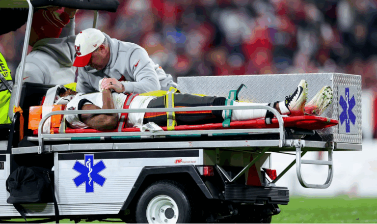 NFL: Jugador de Tampa Bay fue trasladado al hospital con una conmoción cerebral la noche del lunes