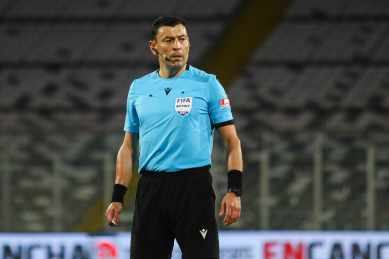 A dos semanas del inicio del torneo: Roberto Tobar despidió a 14 árbitros