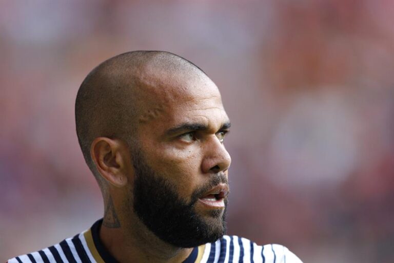 Detienen a Dani Alves por presunta agresión sexual a una mujer en una discoteque