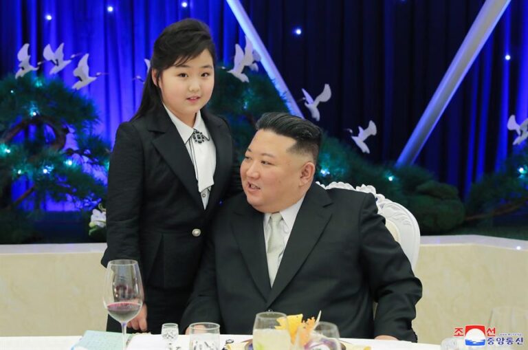 Hija de Kim Jong-un lo acompaña a un lujoso banquete militar y abre interrogante: ¿La prepara como su sucesora?