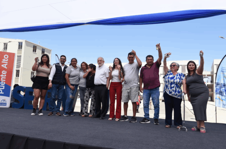 Gobierno inaugura 280 viviendas como parte del proceso de regeneración urbana de Bajos de Mena