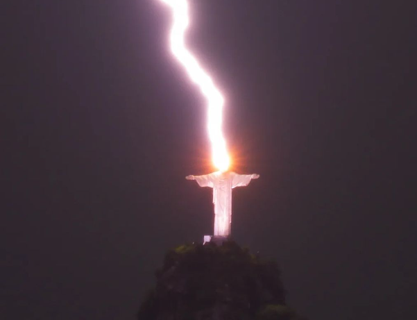 Brasil: Hombre capta momento exacto en el que un rayo impactó al Cristo Redentor
