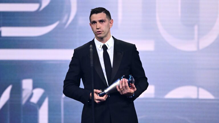 Dibu Martínez fue elegido como el mejor portero del año en los premios The Best